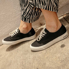 Load image into Gallery viewer, Womens - Legend Sneaker Classic - Black