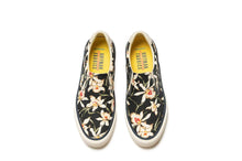 Load image into Gallery viewer, Womens - Hawthorne Slip On Magnum - Black Star Orchid
